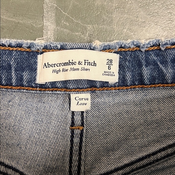 Abercrombie & Fitch High Rise Mom Short - Picture 2 of 3